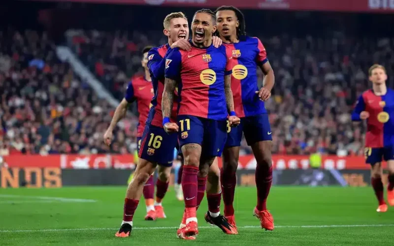 صراع إنجليزي شرس.. 3 أندية كبرى تتنافس لضم مدافع برشلونة في الصيف